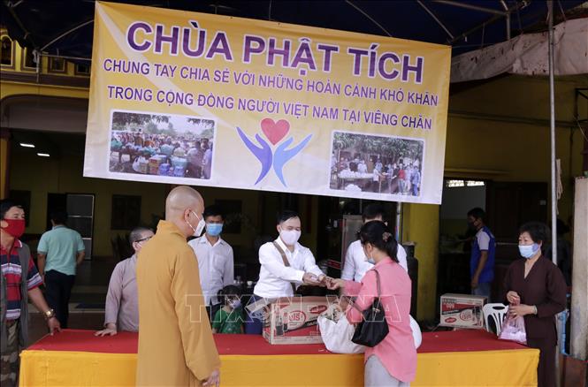 Vietnamese people in Laos support each other to overcome COVID-19 pandemic